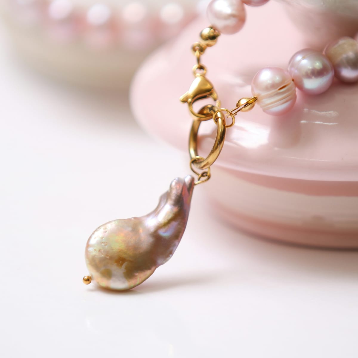 Collar de perlas rosadas con colgante barroco