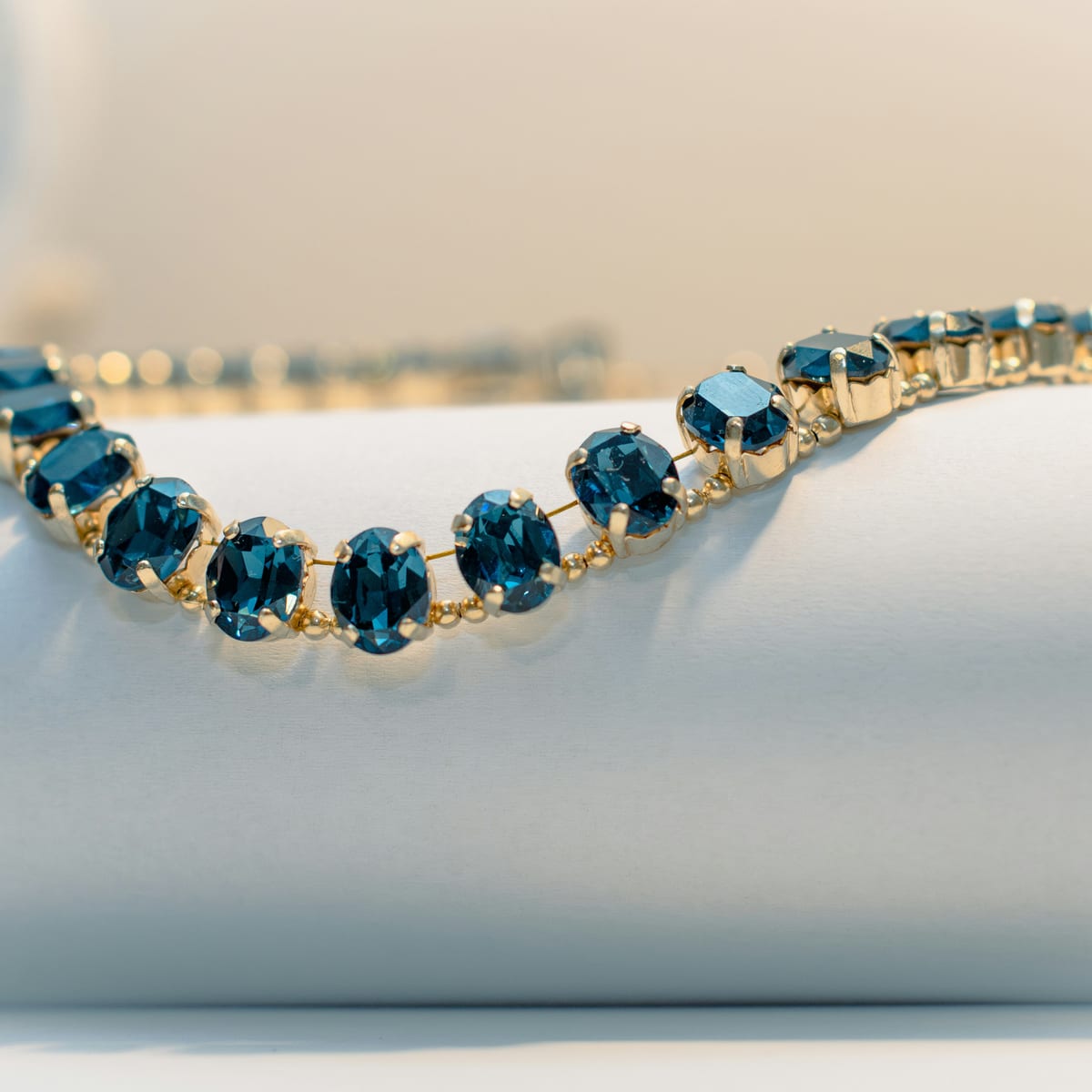 Pulsera tenis con cristales azules — detalle de artesanía