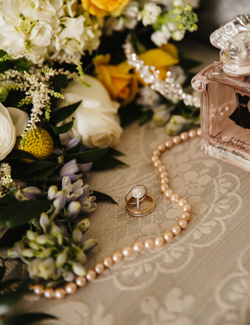 Perlas, anillo solitario y rosas — composición editorial Alexandrite